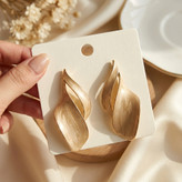 گوشواره آویز پیچ خورده طرح مرمر